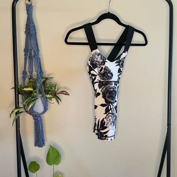 Lululemon Tank - Picture 1 of 2